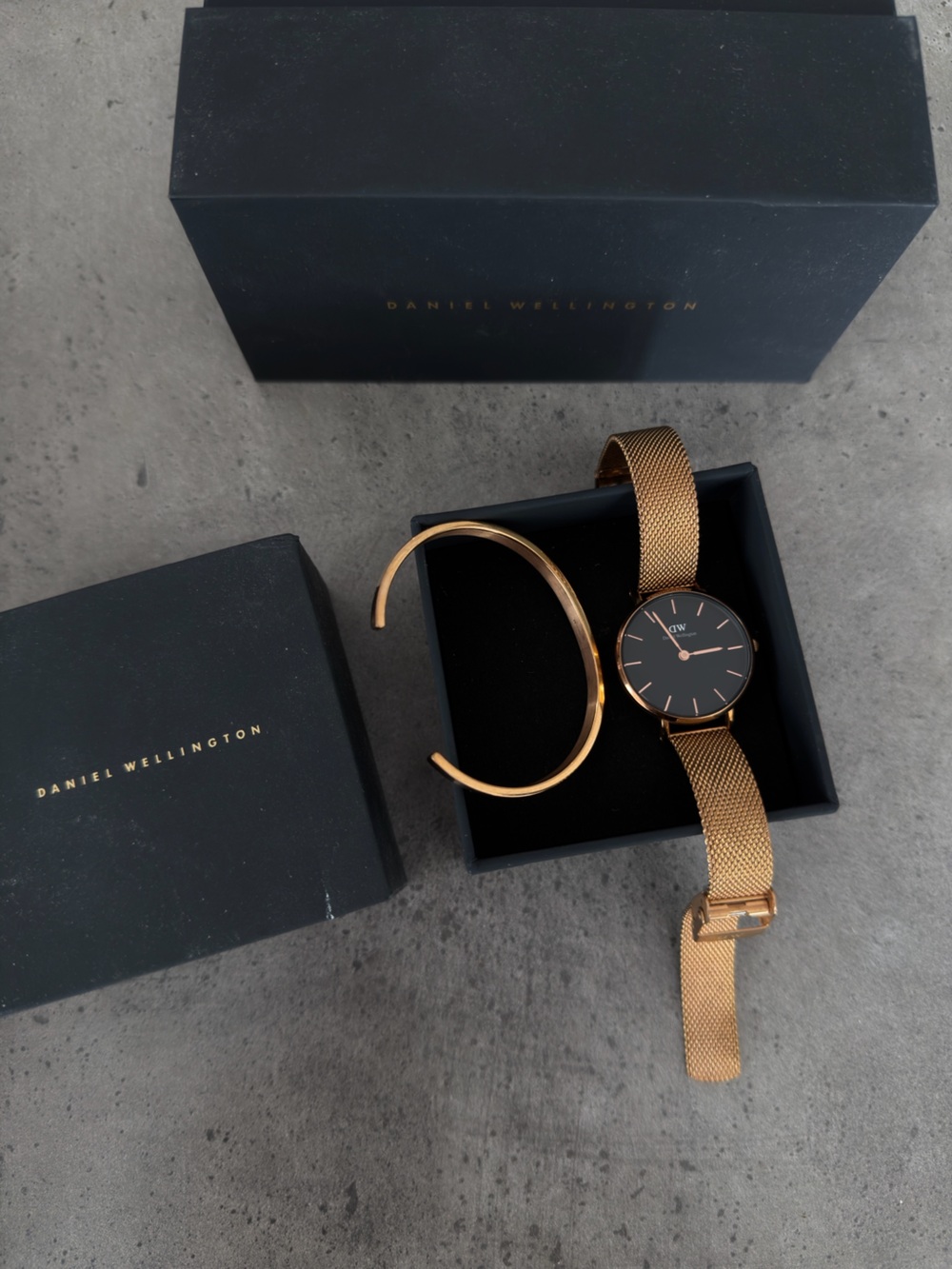 Bundle! ⌚️Daniel Wellington 28mm Rose Gold Mesh Watch with Black Dial and Cuff